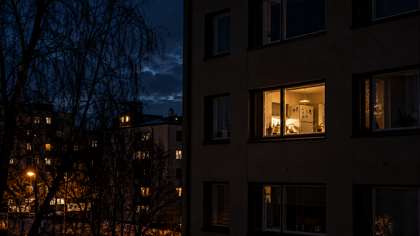 Kerrostalon valaistu ikkuna keskellä yötä